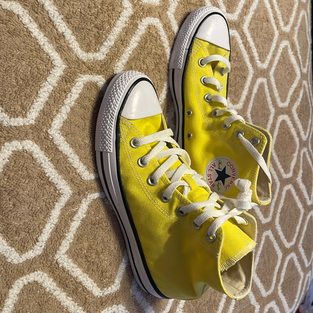Converse  yellow hi top
Mens 6
Women’s 8